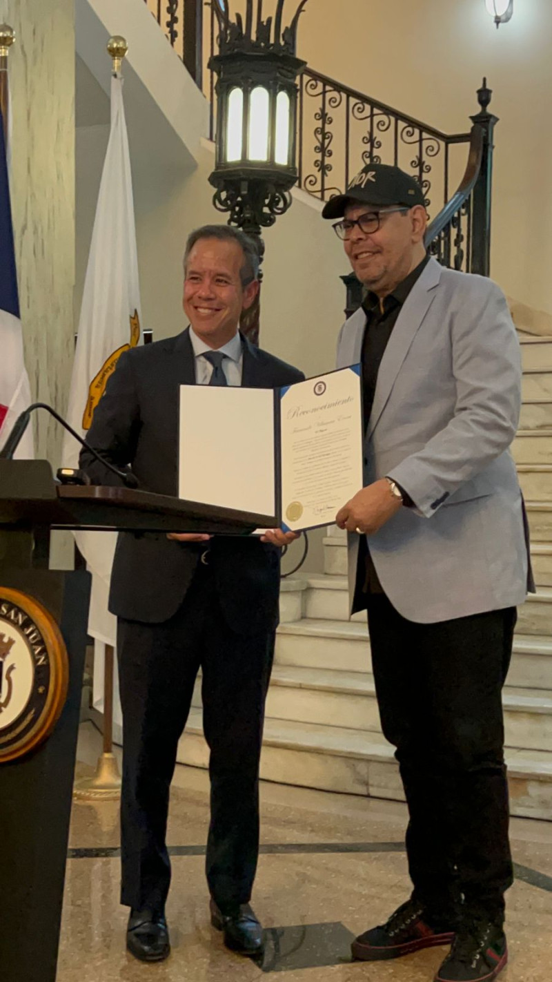 Fernando Villa al recibir la distinción de manos de Miguel Alberto Romero Lugo, alcalde de Puerto Rico.