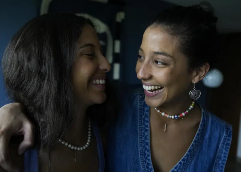 Las gemelas Valeria, izquierda, y Valentina del dúo colombiano Vale ríen durante una entrevista en la Ciudad de México el miércoles 26 de abril de 2023.