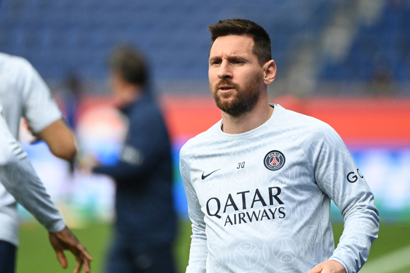 El delantero argentino de Paris Saint-Germain, Lionel Messi, mira mientras se calienta antes del partido de fútbol francés L1 entre Paris Saint-Germain (PSG) y FC Lorient en el estadio Parc des Princes en París el 30 de abril de 2023.