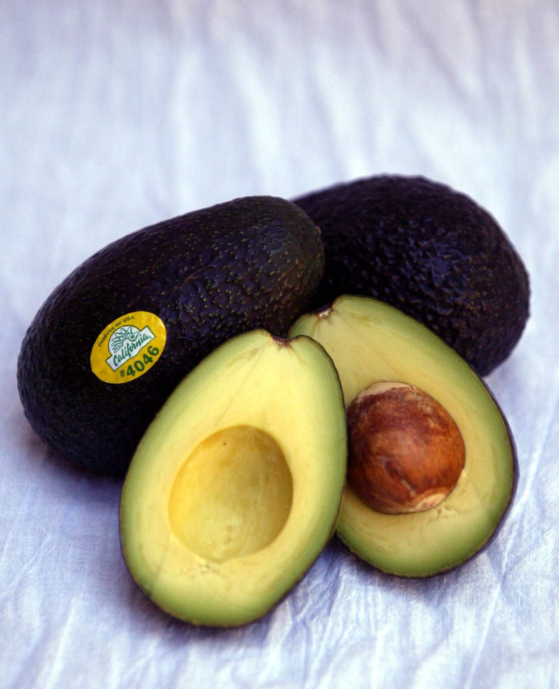 Los beneficios y usos del aguacate, tanto en la dieta, por ser una de las pocas frutas ricas en grasas naturales y bajas en azúcares, como condimento culinario con el que se elabora una amplia gama de platos, y ser compañera de cientos de combinaciones de consumo cotidiano, le han proporcionado un gran protagonismo en la mayor parte de cocinas y restaurantes, además de haberse hecho un hueco en el mundo de la cosmética. Foto: ARLEEN NG.