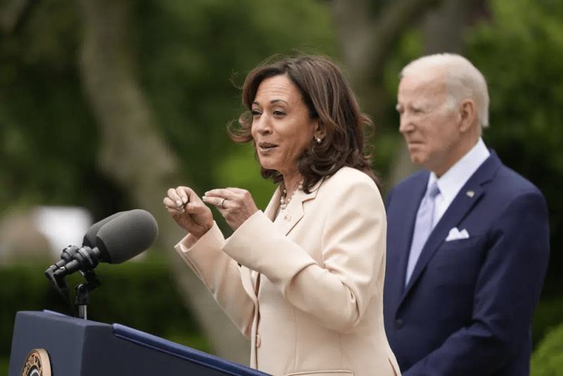 El presidente Joe Biden escucha mientras la vicepresidenta Kamala Harris habla en el Rose Garden de la Casa Blanca en Washington, el lunes 1 de mayo de 2023, sobre la Semana Nacional de la Pequeña Empresa.