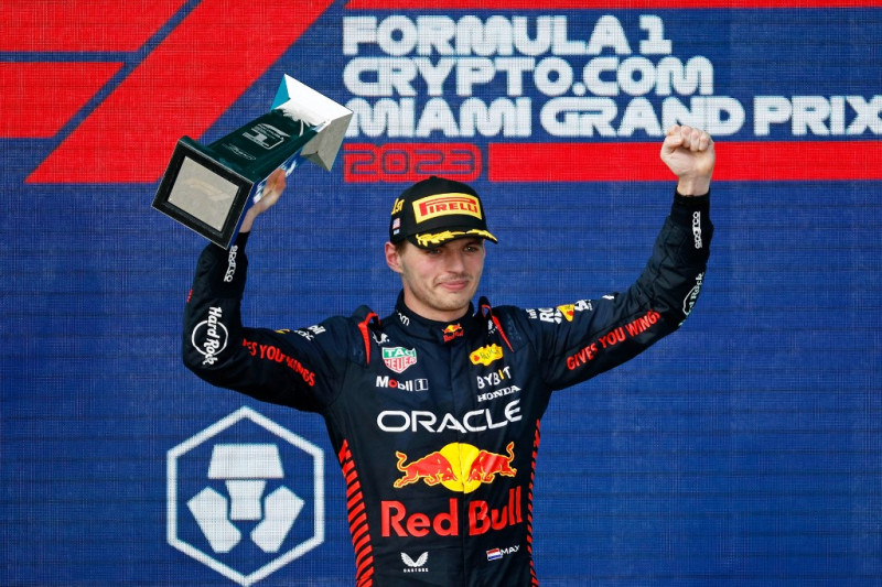 El ganador de la carrera Max Verstappen de los Países Bajos y Oracle Red Bull Racing celebran en el podio durante el Gran Premio de F1 de Miami en el Autódromo Internacional de Miami el 7 de mayo de 2023 en Miami, Florida.