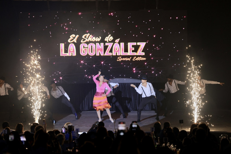 La humorista e influencer dominicana La González celebró por todo lo alto sus 10 años de carrera con el espectáculo “El show de La González: Special Edition”, el cual incluyó un recorrido por toda su trayectoria, a casa llena en el Teatro La Fiesta del hotel Jaragua.