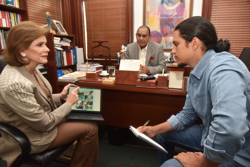 Sauro Scalella entrevista a Elena Viyella de Paliza en el despacho del director, Miguel Franjul, quien, al fondo, observa atento su desarrollo.