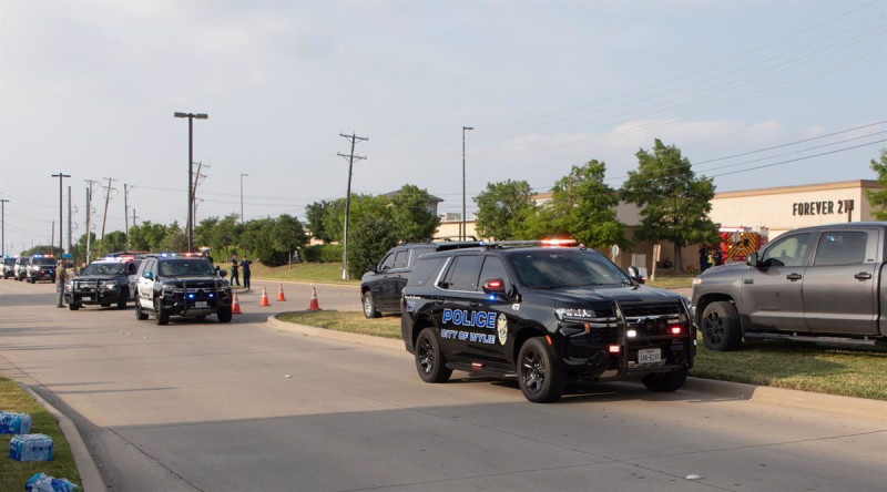 Policía en el tiroteo en un centro comercial estadounidense en Allen, Dallas, Texas.