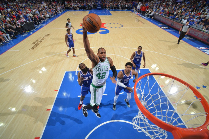 Al Horford #42 de los Boston Celtics conduce hacia la canasta durante el Juego Cuatro de las Semifinales de la Conferencia Este de los Playoffs de la NBA de 2023 contra los Philadelphia.