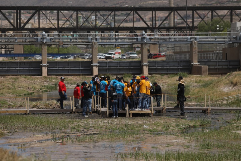 Familias de migrantes intentan cruzar frontera sur de EEUU.