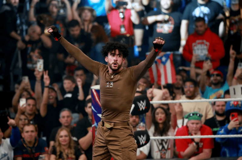 Bad Bunny celebra su victoria sobre el ring durante el WWE Backlash en el Coliseo de Puerto Rico José Miguel Agrelot el 6 de mayo de 2023 en San Juan, Puerto Rico.