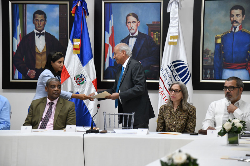 El ministro Ángel Hernández estuvo ausente en la rueda de prensa realizada en la sede de Educación.