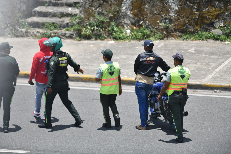 la ley establece los espacios viales por donde está prohibida la circulación de motocicletas, estas imágenes muestran claramente su violación.