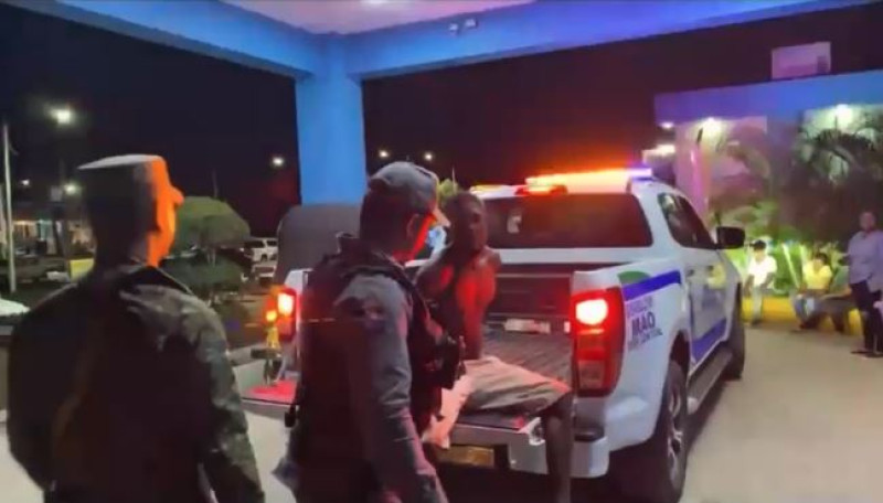 Agentes de la Policía en Mao, Valverde trasladan a Haitiano hasta el hospital.