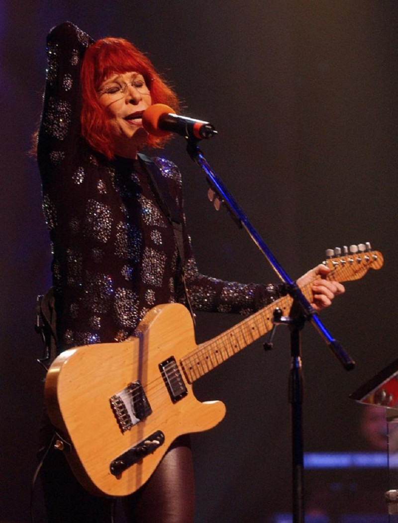 La cantante brasileña Rita Lee durante un concierto en Buenos Aires, Argentina, el 23 de noviembre de 2002.