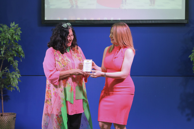 Alicia Baroni entrega reconocimiento a Gloria Reyes