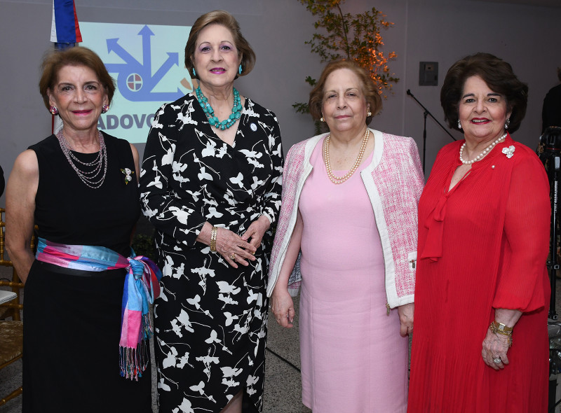 Netty Rincón, Roxana Dargam, María Jesús de Mansfield y Gloria de Selman.