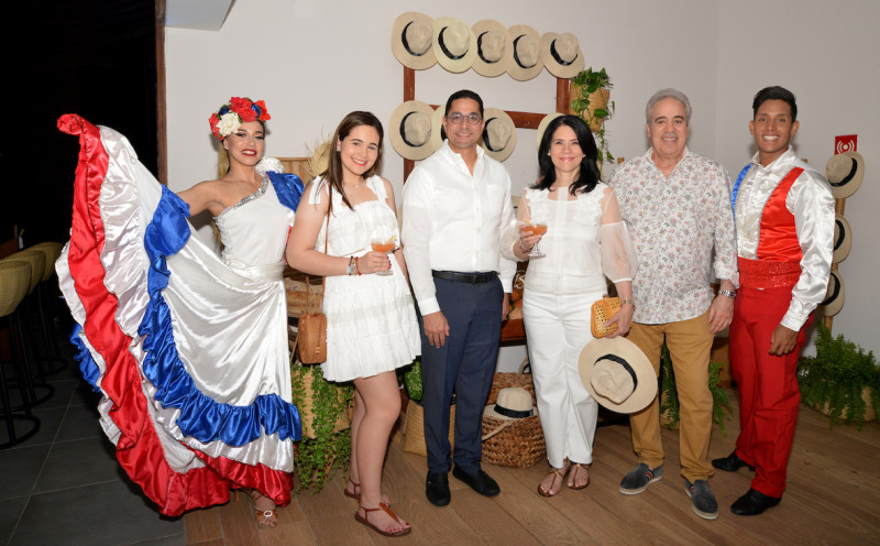 Dominique Hasbún, Jorge Subero, Alicia Ortega y Fernando Hasbún acompañados de los hostes ambientales de la fiesta dominicana
