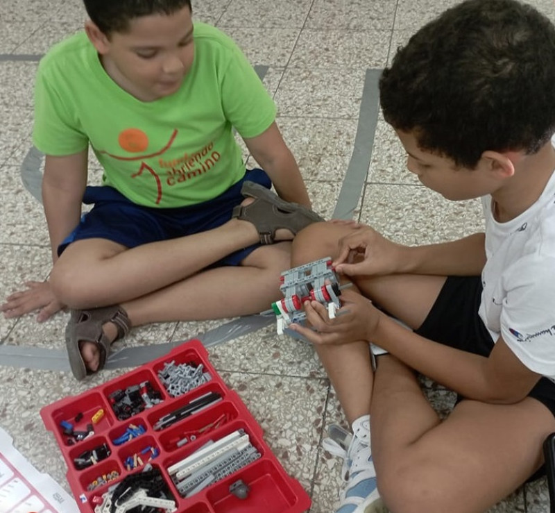 Creatividad, pensamiento crítico, trabajo en equipo y habilidades de comunicación son algunas de las destrezas que los niños y adolescentes desarrollan gracias a la robótica y la programación.