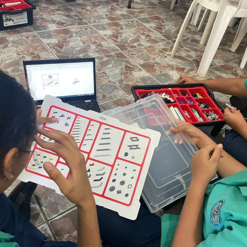 La “magia” comienza desde el encuentro introductorio, cuando los chicos tienen la oportunidad de armar su primer robot.