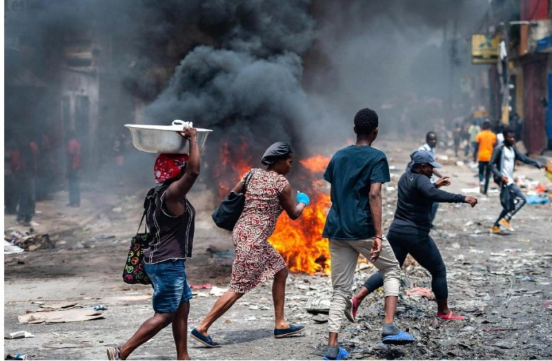 Los choques entre bandas y las protestas callejeras en Haití mantienen a ese país en estado de sitio.