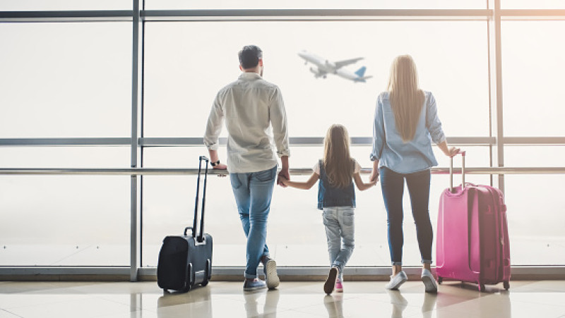 Familia en aeropuerto.