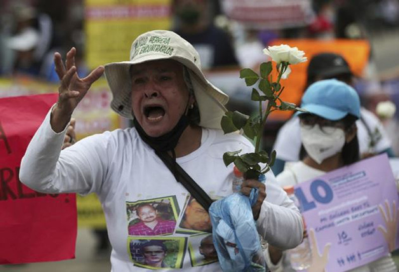 Mujer buscadora participa en marcha por jóvenes desaparecidos en México.
