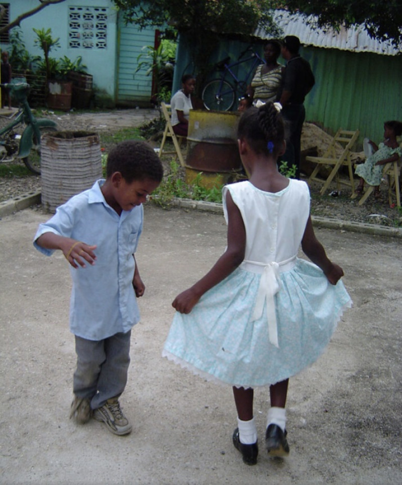 Niños bailando.