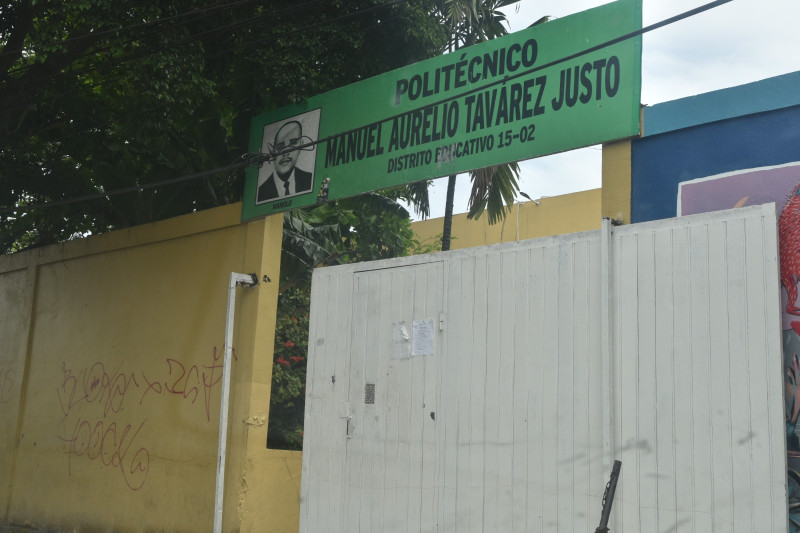 Liceo Manolo Tavarez Justo, otra de las escuelas evacuadas en Villas Agrícolas por sospechas de fuga de gas.