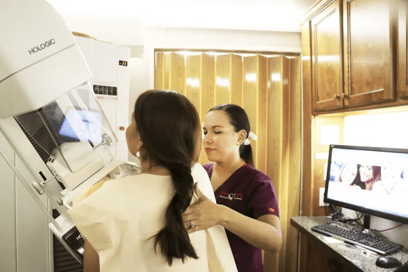 Una radióloga realiza una mamografía a una paciente en el Centro de Emergencias Vecinal en Brownsville, Texas, el 18 de septiembre de 2017.