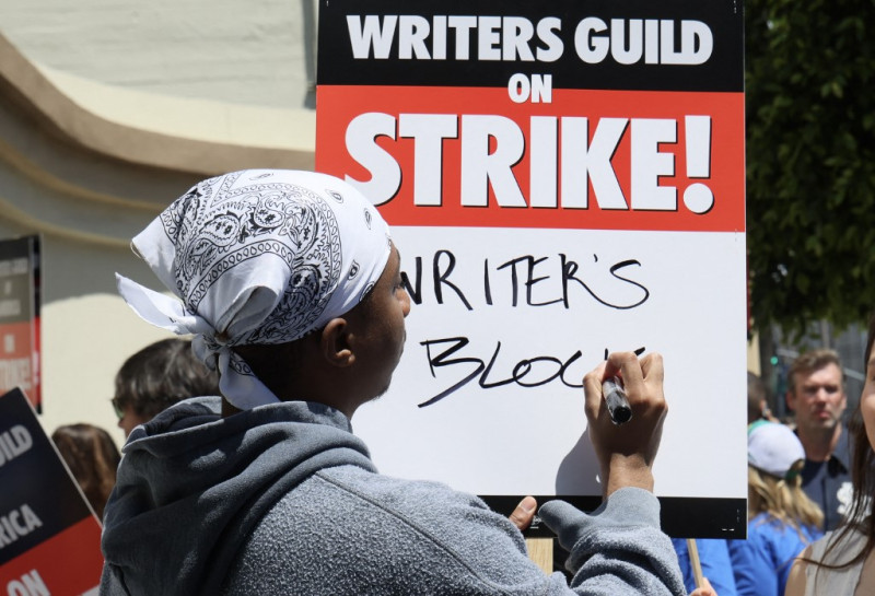 Miembros del Sindicato de Escritores de América (WGA) y sus partidarios hacen un piquete frente a Paramount Pictures el 2 de mayo de 2023 en Los Ángeles, California. Los escritores de Hollywood se declararon en huelga en una disputa por los pagos de los servicios de transmisión.