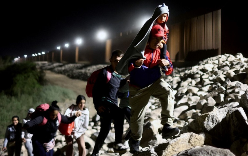 Latinos arriesgan sus vidas para cruzar frontera de EEUU.