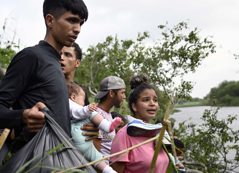 Migrantes intentan llegar a EE. UU. a través del Río Grande visto desde Matamoros, estado de Tamaulipas, México, el 11 de mayo de 2023.