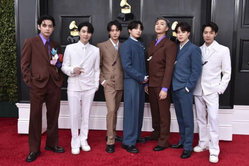 La banda BTS llega a la 64a entrega anual de los Grammy el 3 de abril de 2022 en Las Vegas.