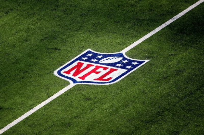 Se ve una vista general del logo de la NFL en el campo antes del juego entre los Arizona Cardinals y Los Angeles Rams en el SoFi Stadium en Inglewood,