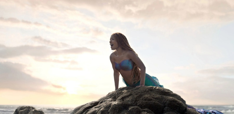 Fotograma cedido por Disney donde aparece Halle Bailey como Ariel durante una escena de la película en versión humana de "The Little Mermaid" ("La Sirenita").