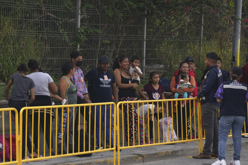 Un grupo de 50 migrantes esperan afuera de una oficina de inmigración mexicana mientras son organizados por la organización Casa Migrante para cruzar la frontera entre Estados Unidos y México desde Matamoros, México.