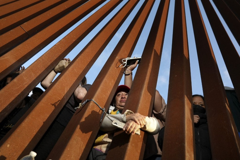 Migrantes esperan audiencias de asilo en la frontera entre Estados Unidos y México el 11 de mayo de 2023,