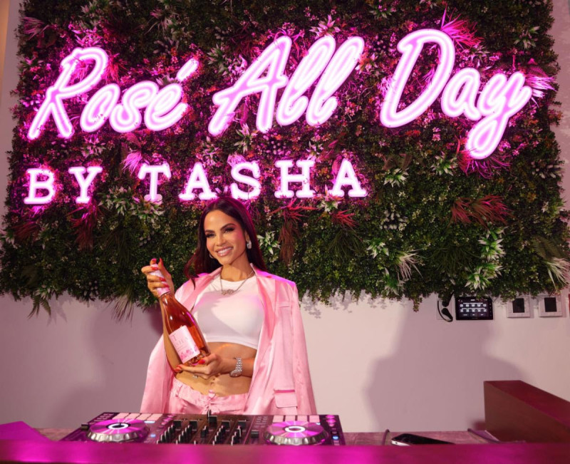 Natti Natasha celebra la apertura de su restaurante en Miami Beach