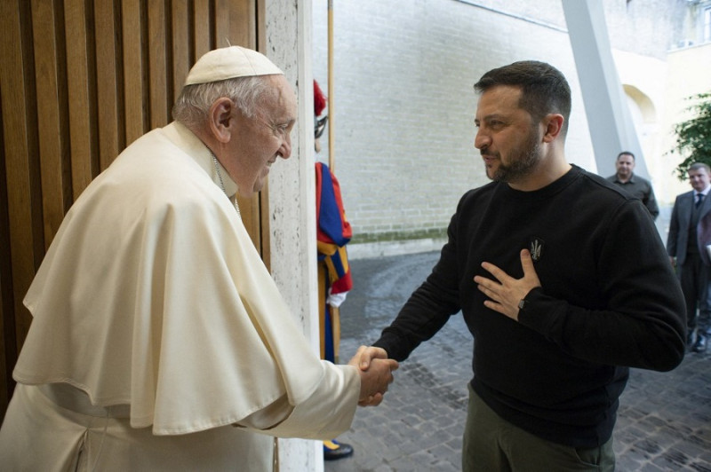 En esta fotografía el Papa Francisco recibe en el Vaticano al presidente ucraniano Volodomir Zelenski.