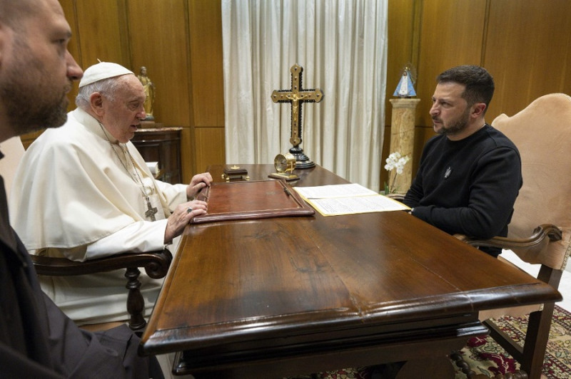 Presidente ucraniano Volodomir Zelenski en audiencia con el papa Francisco.