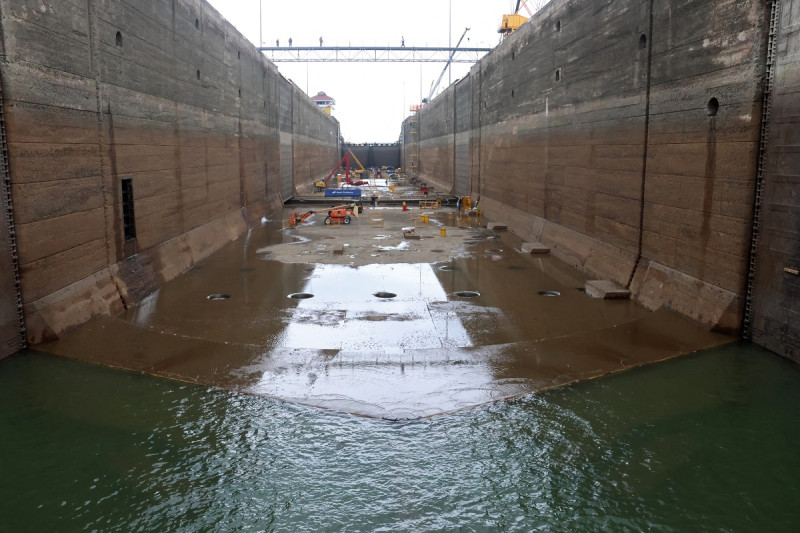 Se realizan trabajos de mantenimiento en las esclusas de Pedro Miguel del Canal de Panamá en Paraíso, cerca de Ciudad de Panamá.