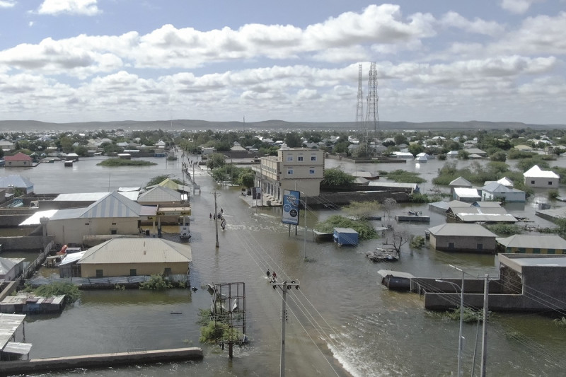 Esta vista aérea muestra las inundaciones en Beledweyne, en el centro de Somalia, el 13 de mayo de 2023. Unas 200.000 personas han sido desplazadas debido a las inundaciones repentinas.