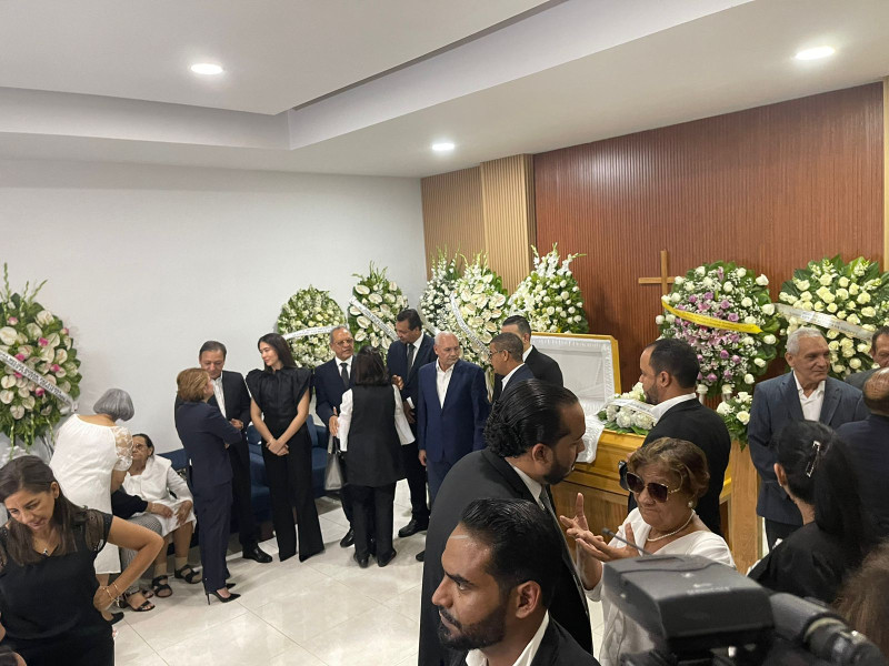 Personalidades de diversos sectores acudieron a la funeraria a expresar su solidaridad a la familia Martínez-Durán.