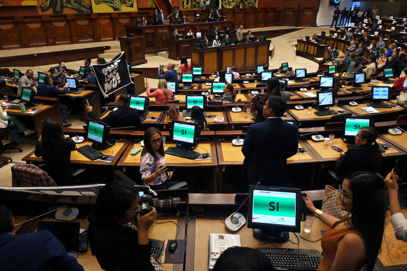 Miembros de la Asamblea Nacional votan a favor de la destitución del presidente ecuatoriano Guillermo Lasso por supuesta corrupción durante una sesión en Quito, el 9 de mayo de 2023.