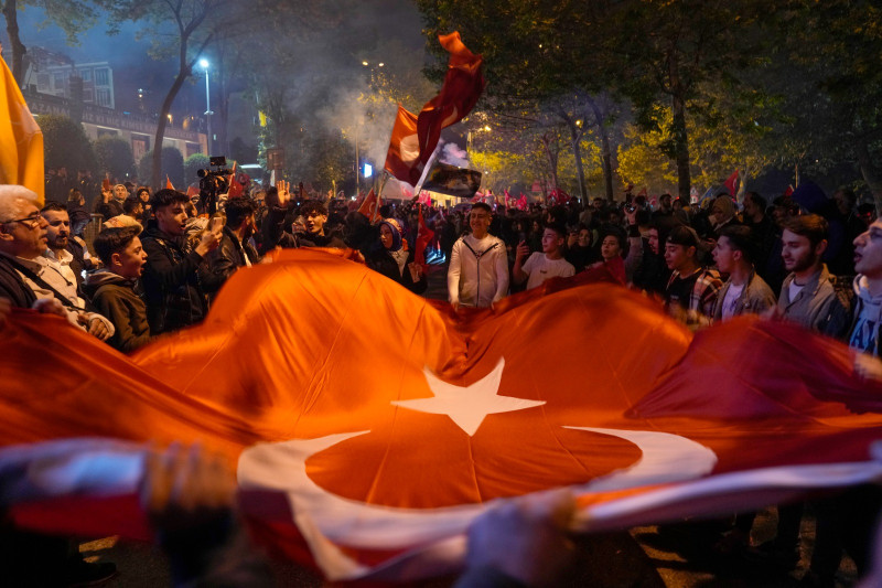 Partidarios del presidente de Turquía, Recep Tayyip Erdogan, celebran ante la sede del Partido Justicia y Desarrollo en Estambul, Turquía.