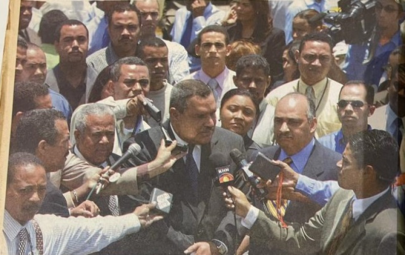 Miguel Franjul, director del Listín, acompañado por Osvaldo Santana, a su izquierda y Ruddy González a la derecha, hablan a su salida de las instalaciones del Listín tras la intervención de los diarios, en 2003.