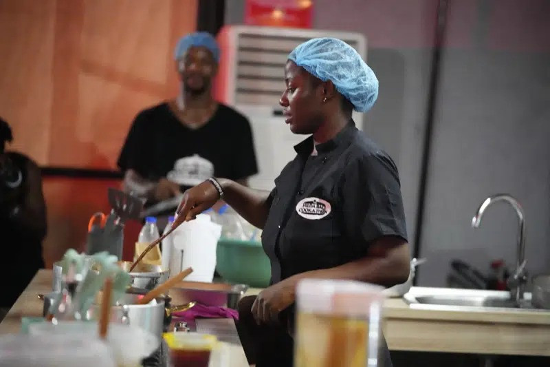 La chef Hilda Baci, cocinó para establecer un nuevo récord mundial Guinness para el "maratón de cocina más largo", el cook-a-thon de 97 horas, en Lagos, Nigeria.