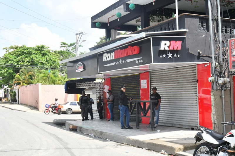 Centro de bebidas en La Guáyiga donde la noche del domingo murió baleada la joven Anielis Rosaura Almonte Lara, de 18 años. Dos hombres quedaon heridos.
