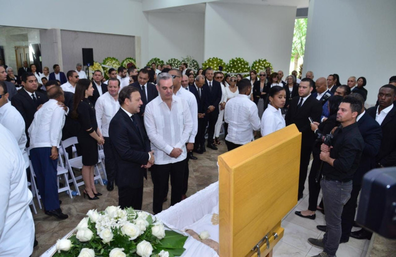 El presidente Luis Abinader acudió ayer al velatorio de la madre del alcalde Abel Martínez, la señora Mélida Durán, quien falleció a los 95 años en Santiago.