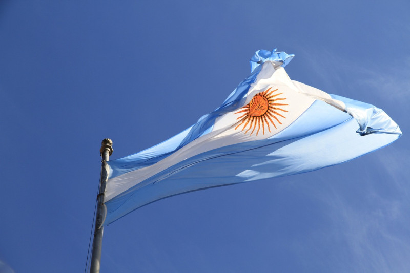 Bandera argentina ondea.