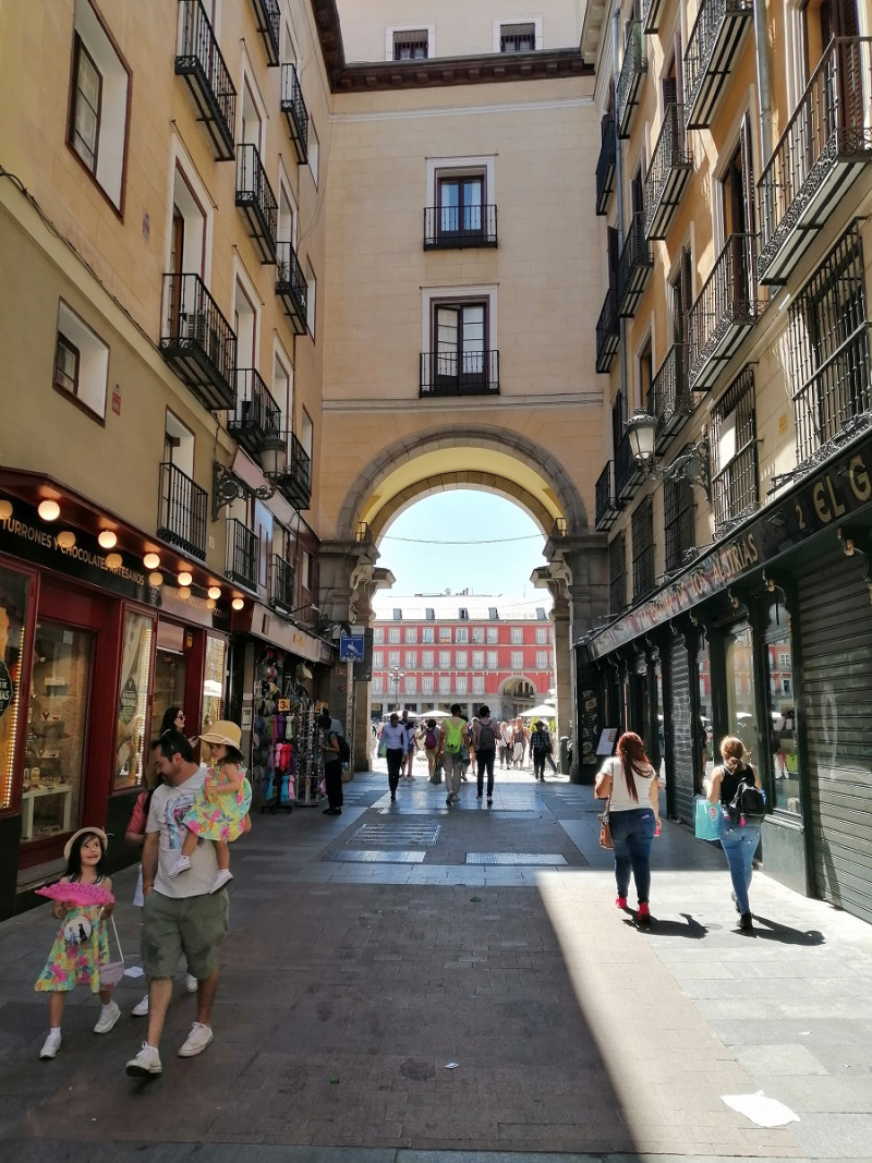 Una de las calles que conducen hacia la Plaza Mayor, al fondo.