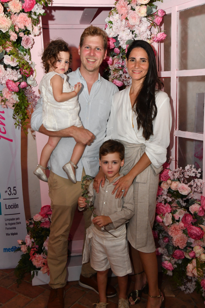 Pablo Bonnelly y Carolina Khoury junto a sus hijos Carola y Mauricio, modelos de la firma Mau RD